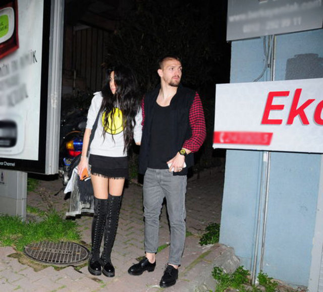 Bunun üzerine Caner ve eşi mekânı mutfak kapısından terk etti.