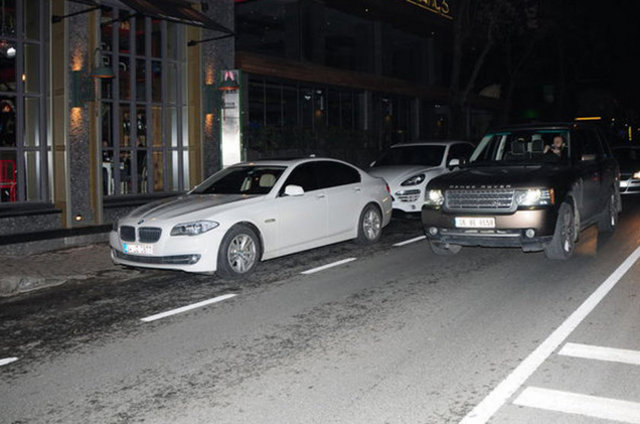 Fenerbahçeli Caner Erkin'in eşi Asena Erkin aşk yaşadığı iddia edilen popçu Berkay'la geçtiğimiz haftalarda aynı kareye girmişti. -