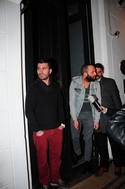 Berkay'ın varlığından rahatsız olan ünlü futbolcu hemen mekânı terk etmek istedi.