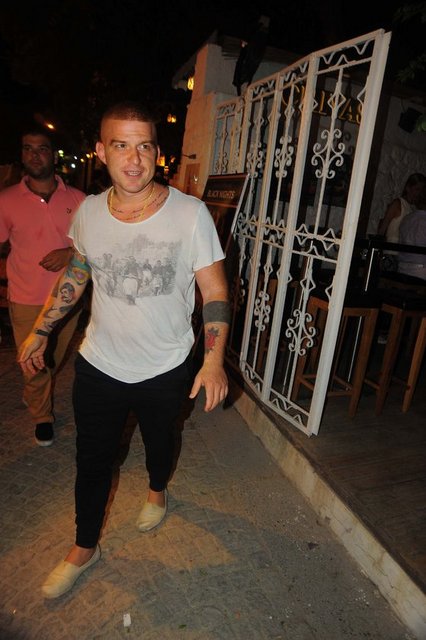 Yaşadıkları bahçeli ev, babalarının eczanesi, Fenerbahçe Stadı ve Akmar Pasajı arasında geçen ilk gençlikleri deseniz, başka türden bir adrenalin patlaması: