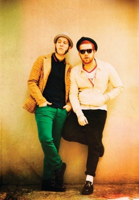 Gökhan ve Hakan Özoğuz kardeşler, annelerinin karnından dört dakika arayla, doğum sırasında birbirlerini tekmeledikleri için morarmış gözle çıkmış çift yumurta ikizleri.