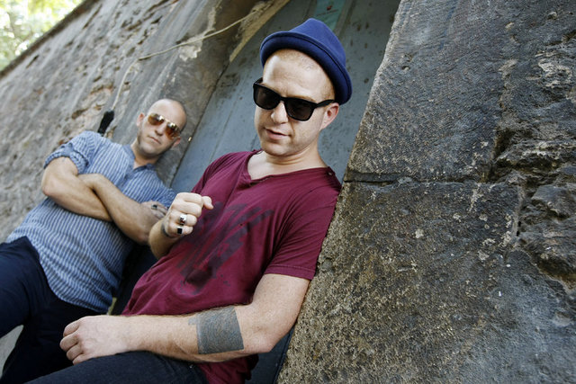 'Haylaz' sıfatı çok hafif kaçar, üçüncü sınıfta sabrı iflas eden okul yönetiminin, ebeveynlerine yalvarıp, "Alın bu çocukları" demesiyle, bildiğiniz okuldan atılmışlıkları var.