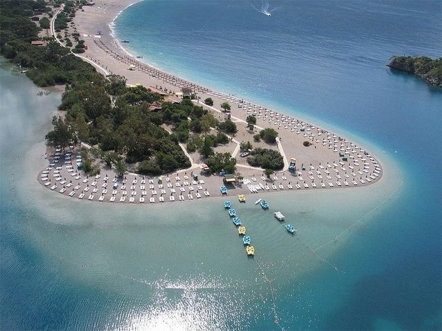 Kalkan 76 Euro fiyatla 35'inci sırada bulunurken, Ölüdeniz kumsalıyla popüler tatil destinasyonlarından Fethiye gecelik ortalama 66 Euro oda ücretiyle - 91'inci sırada yer aldı. Tarihi peri bacaları ile ünlü Ürgüp, 93 Euro oda ücretiyle listeye 93'üncü sıra