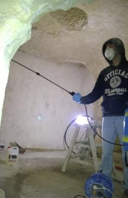 Mağarayı dönüştürecek paranın "P"sine sahip olmayan çift 25.000 Euro'luk kredi için on tane banka dolaştı. Lakin düzenli bir işleri yoktu ve tüm bankalardan olumsuz cevap aldılar.