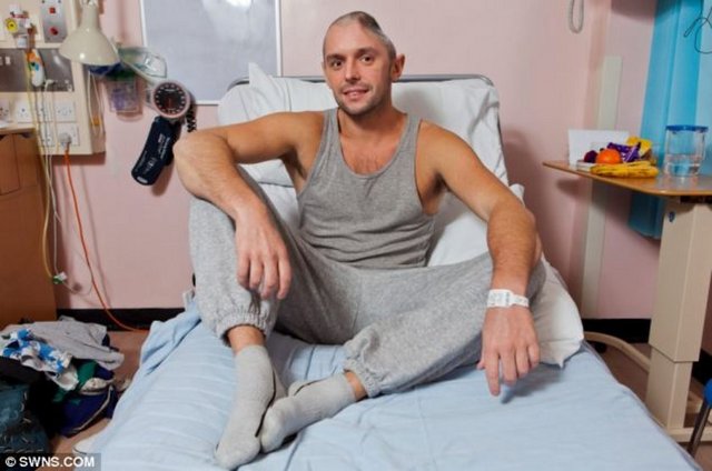 Babam Tayland'a geldikten iki gün sonra da kafa tasımın alındığı bölge çökmeye başladı ve çukur oluştu. -