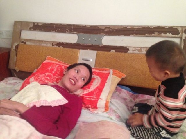 Gao'nin babası, doktorların hayata dönmesi mucize olur dediği eşinin oğlunun sevgisiyle hayata döndüğünü söyleyerek, felç durumunun da iyileşeceğine inandığını açıkladı. -  -