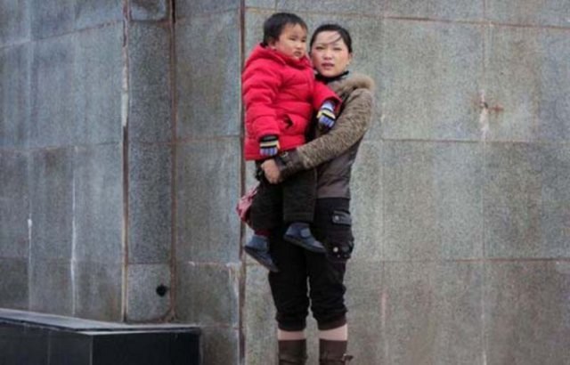 Çin'de yedi yaşındaki Chen Şiaotian isimli çocuğun annesi Zhou Lu için yaptığı fedakarlık yürek parçaladı.