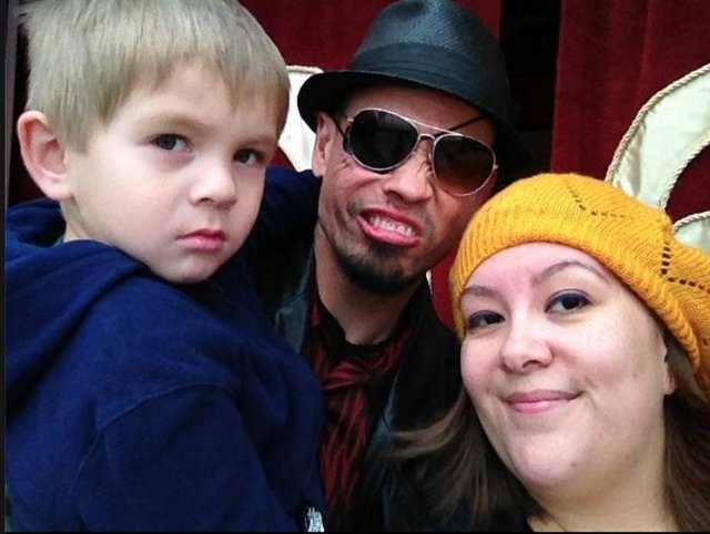 Dayanılmaz baş ağrıları çeken ve sağ burun deliğinden nefes alamayın Owen doktora gidiyor. Şikayetlerin sinüzit belirtisi olduğunu düşünen doktorlar  Owen'ı ilaçlar verip geri gönderiyor.