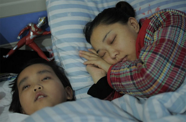 Durumu iyice kötüleşen yedi yaşındaki Chen, bir gün hastanede doktorların annesine "Oğlunuzun böbreği sizi kurtarabilir" dediğini duydu.