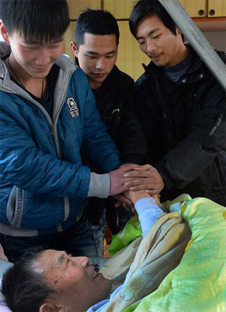 Okul yönetimi Shijun tüm üniversite masraflarını karşılıyor ve ailenin üzerinden büyük bir yük kalkmış oluyor.