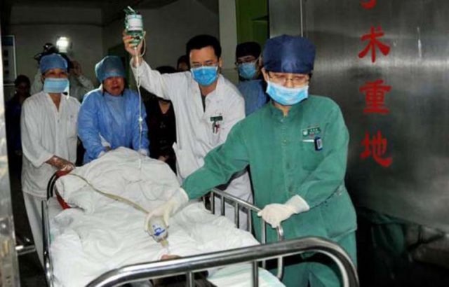 Annesiyse kendisine uygun böbrek bulunamadığı için diyaliz makinasına bağlandı.