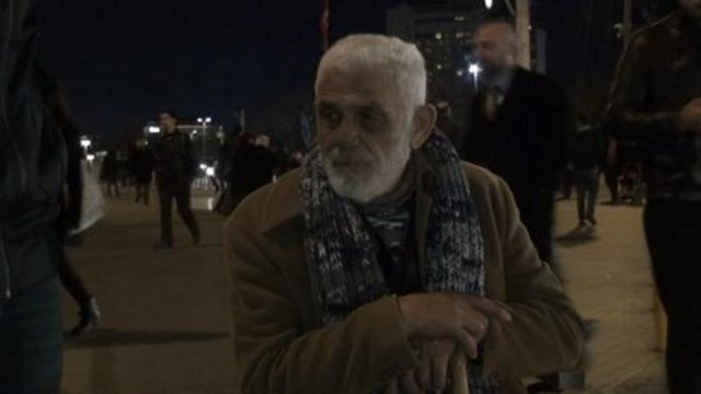 ZİRVEDEN YERE ÇAKILAN HAYATLARYeşilçam'da 1970'li yıllarda kötü adam rollerinin aranan adamı olan İhsan Gedik'in, Taksim'de güçlükle yürümesi ve düşmesi kameralar tarafından görüntülendi.