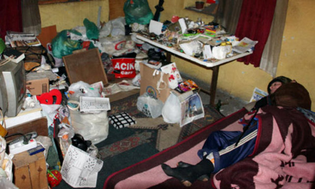 - Zonguldak'ın Ereğli ilçesinde sokakta mendil satarak geçimini sağlamaya çalışan eski milli boksör Hüseyin Ağar yetkililerden yardım bekliyor. -