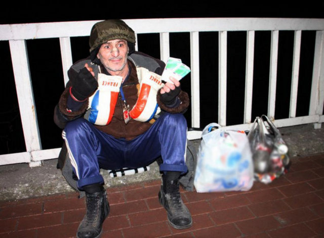 Çöp eve dönen bodrum katın bir odasında kalan Ağar, sağlık sorunları yaşamasına rağmen kendisine bakacak kimsesi olmadığı için zor durumda olduğunu söyledi.