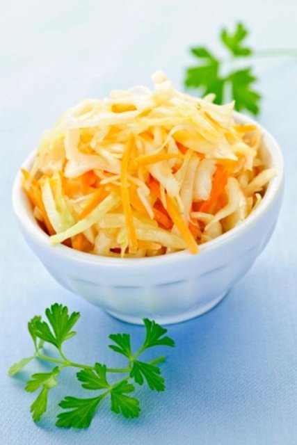 Dörtte bir lahanayı yıkayıp kalın şeritler halinde doğrayın. 1 kerevizi soyup doğrayın. 1 havucu temizleyip dilimleyin. Lahana, kereviz ve havucu katı meyve püresinde sıkıp sabah akşam suyunu için.