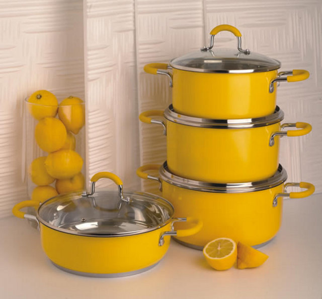 Camino tasarımı sarı renkli tencere setini tavsiye edeceğim. Teknik özellikleri ve renkleriyle harika bir mutfak alternatifi.