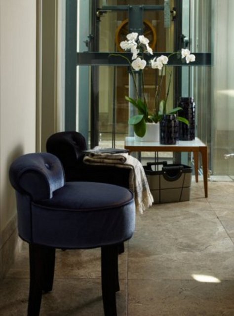 Kadife ve mavi çok uyumlu bir ikili. Boyner Evde tasarımı puf sandalyeyi, evinizin her odasında değerlendirebilirsiniz.