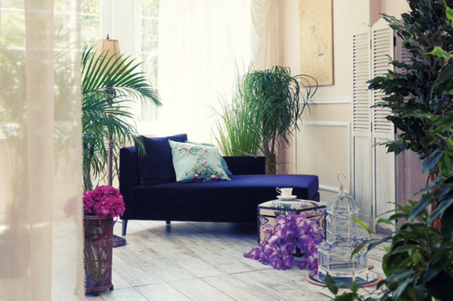 Evlerinize yapacağınız küçük dokunuşlarla, bambaşka bir yaşam alanı yaratabilirsiniz. Bunu küçük bir obje ile de, bir sofa ile de yapabilmek mümkün. Tamamen sizin tercihinize kalmış.