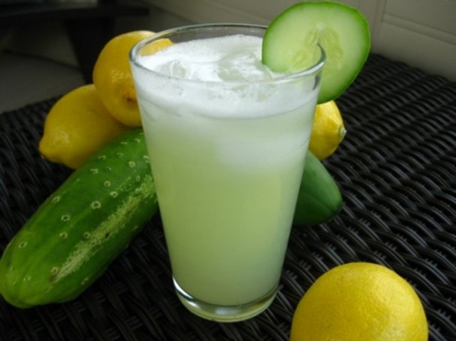 Salatalık ve Limon - Günlük yediğimiz salatalarımızda bolca bulunan salatalık ve limonun mükemmel birer antioksidan olduğunu biliyor muydunuz?