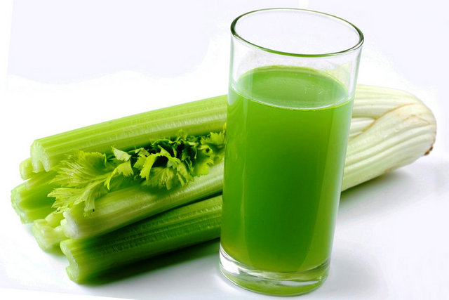 Kereviz Suyu - Ciddi bir detoks düşünüyorsanız, bu içeceği diyet planınıza mutlaka sokun. Kereviz, yapısı nedeniyle vücuttaki tüm zararlı toksinlerin yok olmasını sağlar. Güzel bir tat katmak için yapmanız gereken ise çok basit...