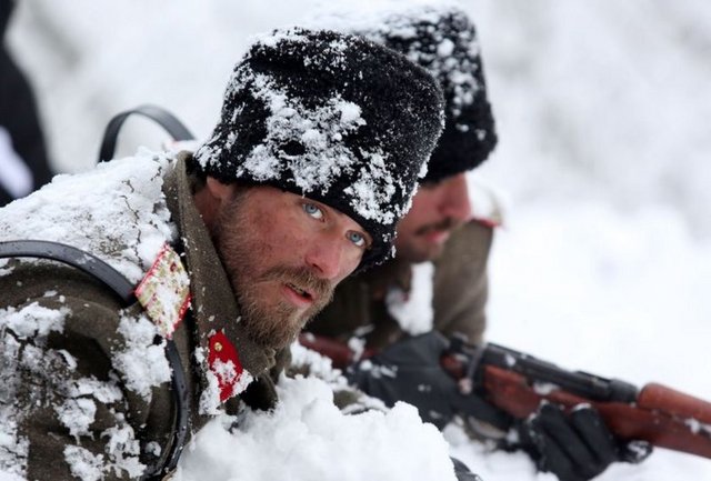 Kıvanç Tatlıtuğ, çekimlerden artakalan boş zamanlarından sevgilisi Dizer'le birlikte St Petersburg'un tarihi yerlerini ve müzelerini geziyor.