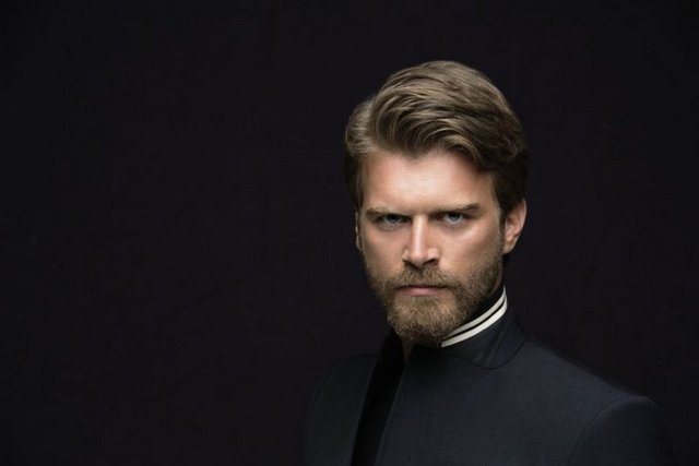 Dizer, yeni dizisi Kurt Seyit ve Şura'nın çekimleri için üç haftadır St Petersburg'da olan sevgilisi Tatlıtuğ'u Rus kızlarından kıskanınca çareyi yanına gitmekte buldu.