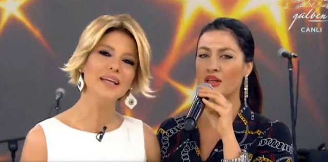 Parçalarını seslendiren Tuğba Ekinci'ye dansçıları eşlik ederek stüdyoyu coşturdular.