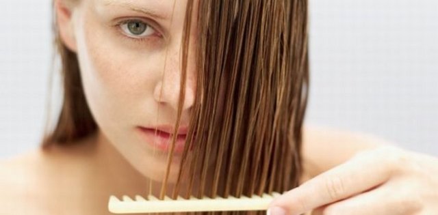 Saçınızda sedef, egzama gibi özel bir hastalığınız varsa ya da dökülme gibi bir problem yaşıyorsanız dermatoloğunuzun önereceği kükürt ve katran içeren; mantar ve bakterilere karşı koruyucu özelliği olan ilaçlı şampuanları kullanın.