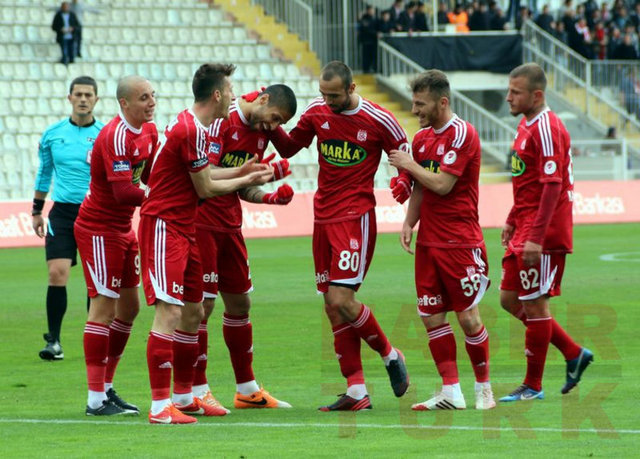 FORMA SPONSORU: Adidas