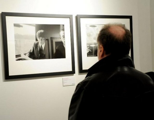 Ayrıca, aramızda bulunan fotoğrafçılarımız Henry Grossman ve Astrid Kirchherr'in daha önce görülmemiş eserlerini de ilk kez sergiliyoruz