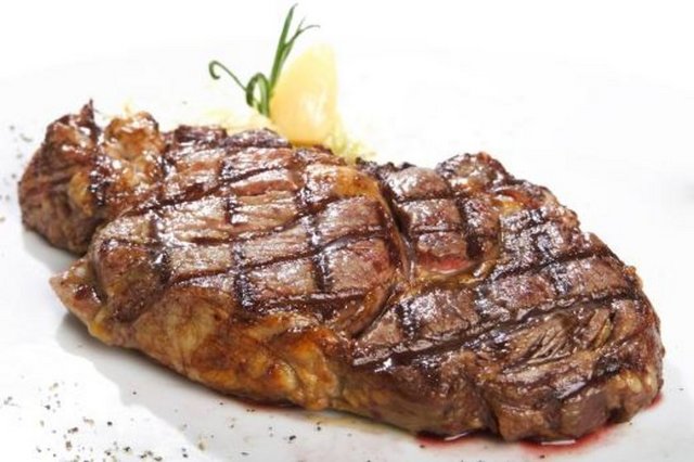 Tavuk eti, yağsız köfte, balık, yumurta, kırmızı et veya peynir günlük beslenmede mutlaka olmalıdır. Saf protein diyetlerinden uzak durulması gerektiğine önemle dikkat çeken İç Hastalıkları Uzmanı