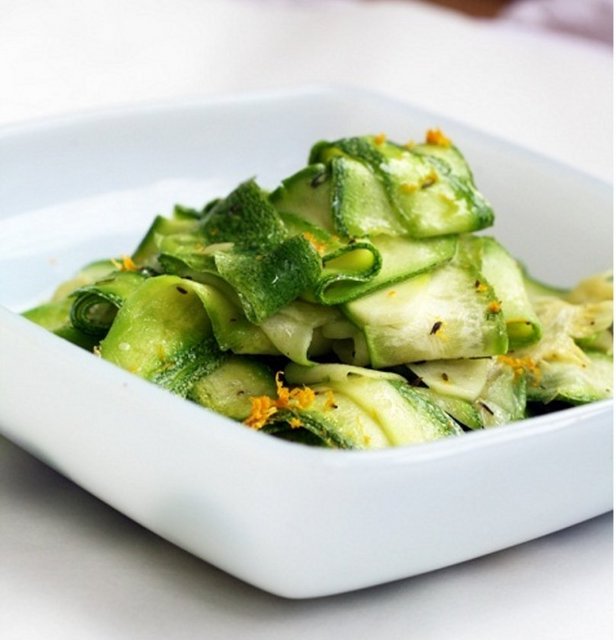 Potasyum, fosfor, kalsiyum, magnezyum, sodium ve demirden yana zengin olan yeşil kabağı çiğken rendeleyip salatalara da katılabilir.