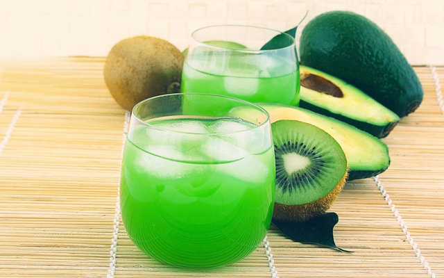 Pek çok hayvan ve bitki kendi C vitaminlerini sentezleyebilirken insanlar bu vitamini dışarıdan almak zorundadır.