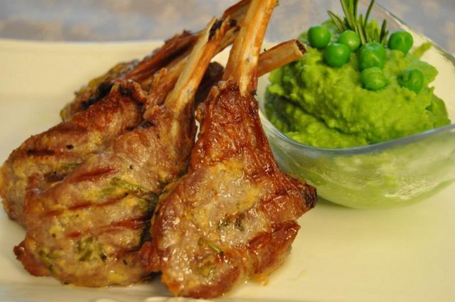 Sırf protein yediğinizde belki hızlı kilo verirsiniz ama kalpte ritim bozuklukları, kemik erimesi, tansiyon, kalp-damar hastalıkları ve gut gibi hastalıklar yakanıza yapışabilir." diyor.