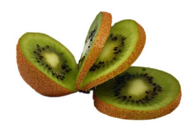 Kivi, turunçgillerden 4-6 kat, elmadan ise 40-50 kat daha fazla - C vitamini içeriyor. Yetişkin bir insanın günlük C vitamini ihtiyacı 60 miligram olduğu düşünüldüğünde, bir adet kivi bu ihtiyacı rahatlıkla karşılıyor.