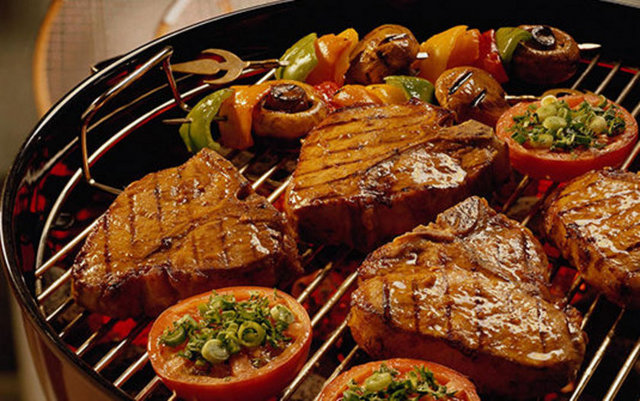 Saf protein diyetlerinden uzak durulması gerektiğine önemle dikkat çeken İç Hastalıkları Uzmanı Dr. Ayça Kaya ''hiç karbonhidrat tüketmeden...