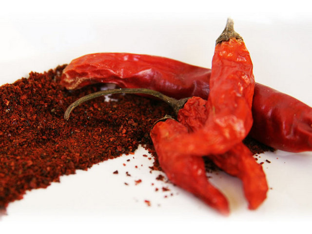 Eğer midede bir sorun yoksa yemeklere mümkün olduğu kadar kırmızı biber eklenmelidir. -