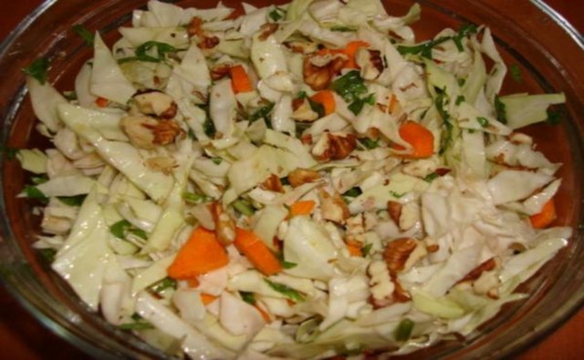 "Son günlerde özellikle internette kendine ciddi bir pazar bulan lahana kapsüllerinden söz etmiyorum. Bildiğimiz pazardan, marketten alınan, öz be öz yapraklı lahanadan bahsediyorum."