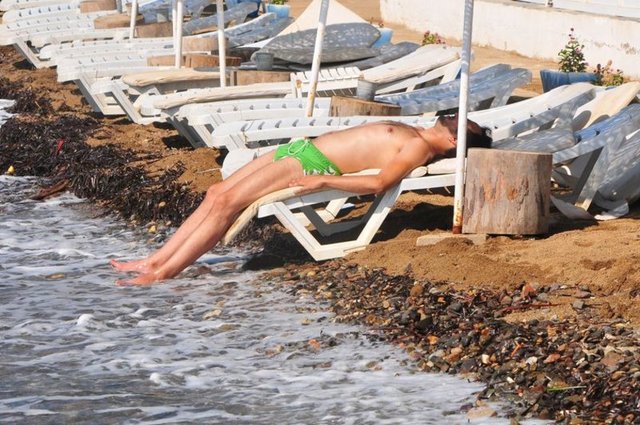 Oyuncu Sarp Apak, Bodrum tatiline devam ediyor.