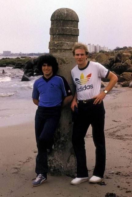 Karl-Heinz Rummenigge ve Maradona, 1980 Dünya Kupası'nda