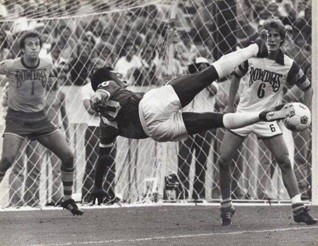 Pele, 1977'de Cosmos'ta forma giyerken