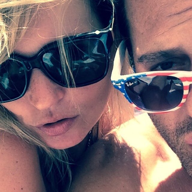 Kate Moss'un çıplak fotoğraflarını çeken Alaş, ünlü modelle tatile çıktı.