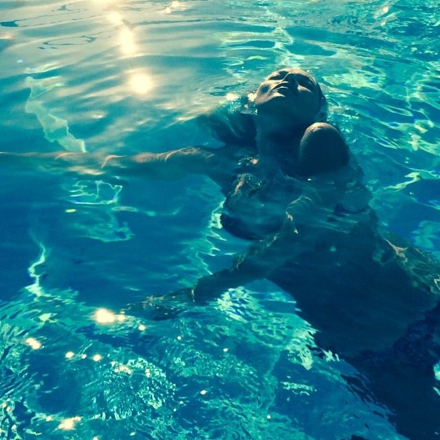 Tatil fotoğraflarını da Instagram'dan takipçileriyle paylaştı.