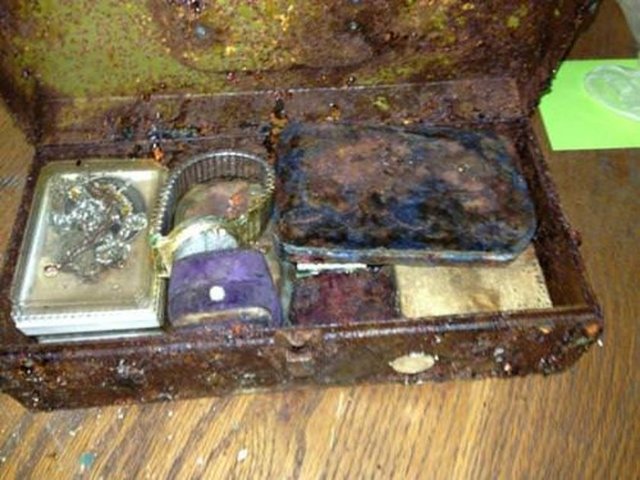 Paslı alet çantasından ne çıkar ki diyenler olacaktır. Buyrun… Çeşit çeşit mücevherler…