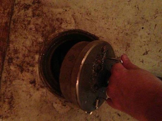 Bu kararı ilginç bir sonuç verir: Halının altında bir ambar bulur.