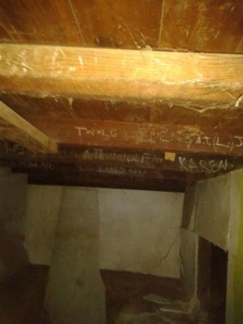 Fakat kirişe kazınan isimler ve mesajla ilgili gizem aile tarafından çözülemedi.