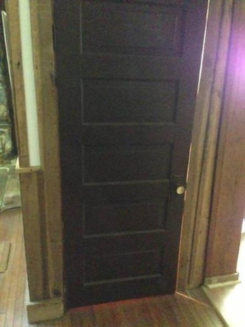 Her şey bu kapalı kapıyla başlıyor… Kapı açılıyor, hikaye başlıyor.