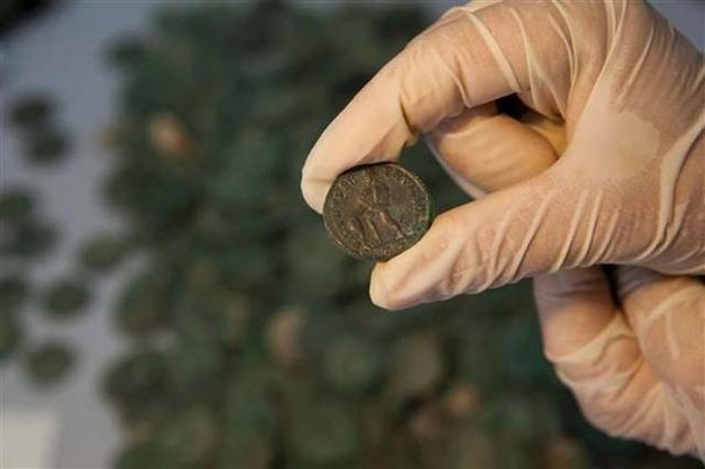 ROMA ALTINLARI BULUNDU! - İspanya'nın güneyindeki Sevilla kentinde su borularının rutin kontrolünü gerçekleştiren işçiler Roma dönemine ait 600 kilogram sikke buldu.