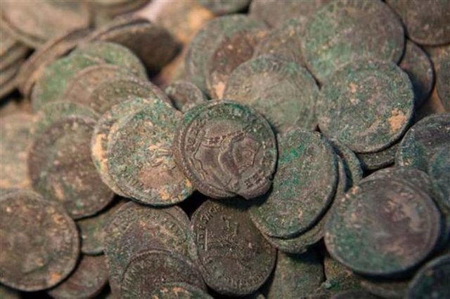 Ordu ve memurların harcamaları için kullanıldığı tahmin edilen sikkelerin üzerinde Roma imparatorları Maximian ile Konstantin'in mühürleri bulunuyor.