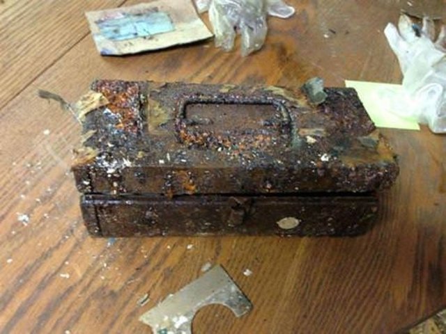 Sonradan anlaşılıyor ki birkaç sene önceki boru sızıntısı nedeniyle kasadaki her şey ıslanmış…